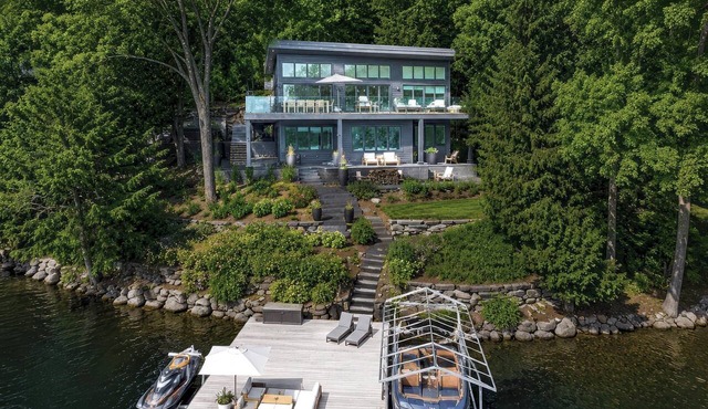 Professionally styled luxurious 4 bdrm 3 bath cottage on Lake Joe!