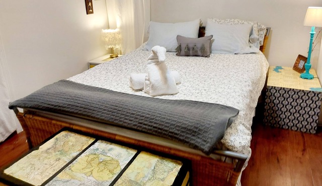 Quaint and Cozy Suite - Near Skytrain in Historic Neighborhood, Perfect for 2!