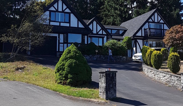 Quaint Tudor Retreat - pet friendly, ocean view, minutes from beach