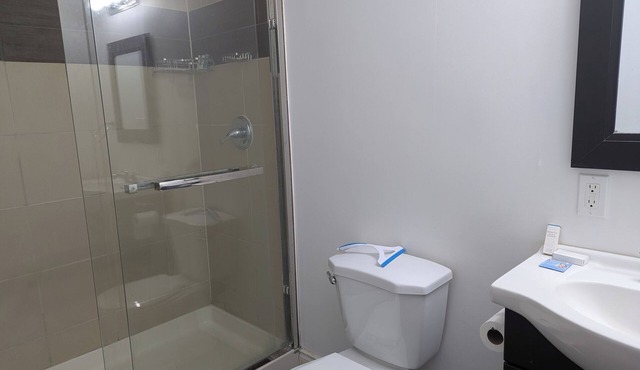 Queen bed occupancy with attached washroom - Close to YKF airport