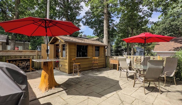 *Queen's Gem Cottage – Your Perfect Grand Bend Getaway*