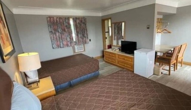 Queen's Motel Blenheim Near Lake Erie ON