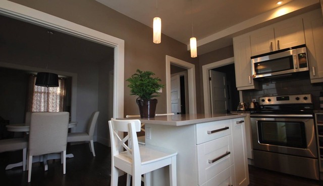 Quiet apartment in Pointe-Claire Village near water