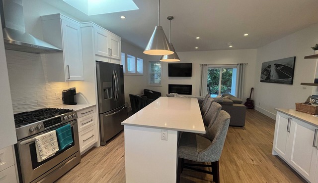 Quiet area- steps to UVIC, Cadboro Bay Village & Beaches, close to downtown.