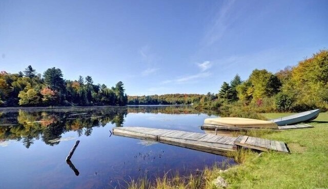 Quiet Bay: Lakeside Escape in Magnetawan
