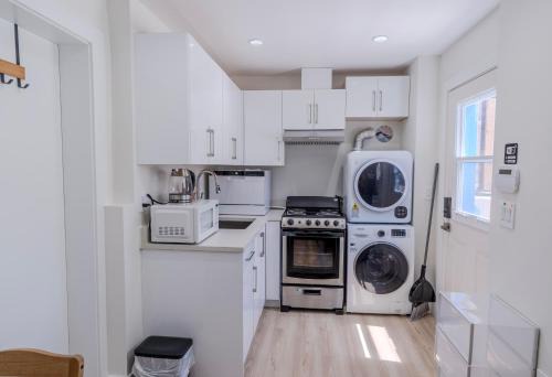 Quiet, cozy 2BR1BA private entry suite near Skytrain