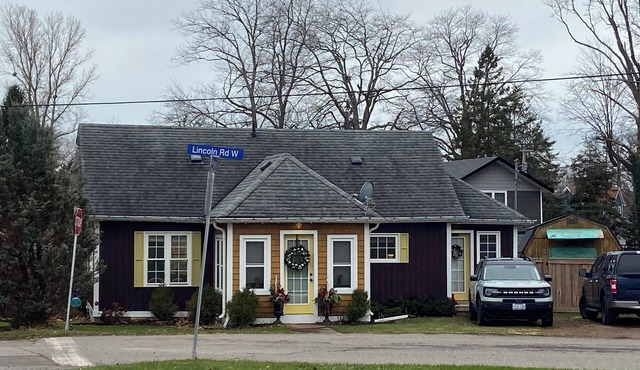 Quiet cozy cottage steps from the beach, restaurants and shops with large yard