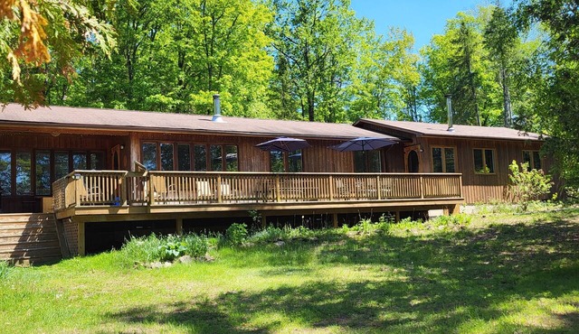 Quiet lakefront pet friendly cottage on motor-free Peter Lake