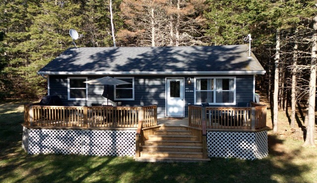 Quiet Lakeside-Style 2BR Cottage | Firepit, Deck & Cozy Summer Nights