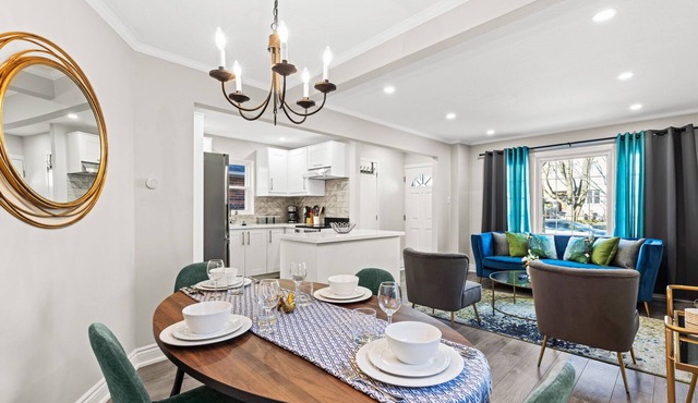 Quiet Luxury Stay at Prime Location 2-Min Walk to Leaside Subway Pet Friendly