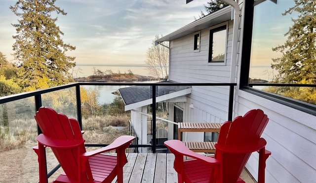 Quiet ocean front private 2 bedroom/2 bathroom suite, dog friendly.