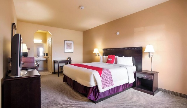 Quiet & Spacious King-Bed Room Ideal for Rest Near Dallas Cowboys Stadium – 22 M in Valley View
