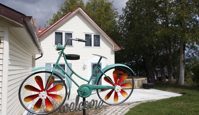 R & R Hideaway Relax with the whole family at this peaceful lake front cottage.