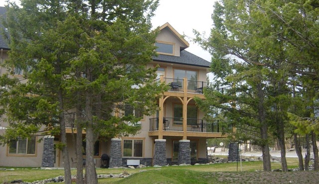 RADIUM HOT SPRINGS - INCREDIBLE MOUNTAIN SCENERY AND WILDLIFE