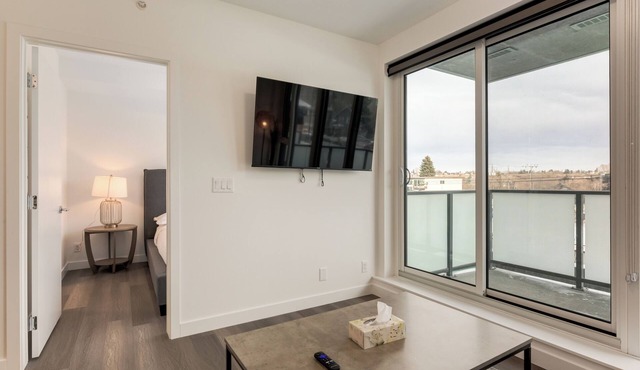 *Rare* Splendid City View Condo- Trendy Kensington