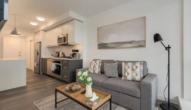 *Rare View* Amazing Condo in Trendy Kensington