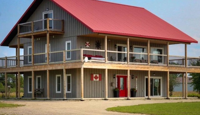 Red Roof Chalet in close proximity to beaches, trails, golf and Blue Mountains.