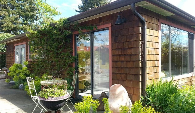 Red Roofs of Royston, Allergen friendly seaside Cottage with eclectic decor.