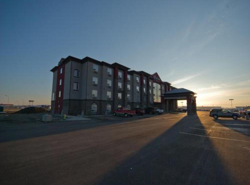 Redwood Inn & Suites