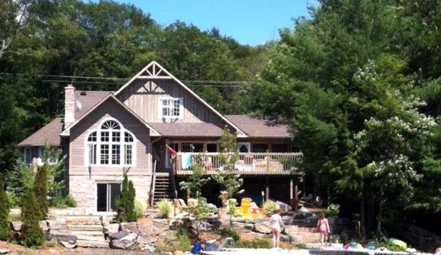 Relax, enjoy carefree family time beautiful Lake Muskoka Cottage on Acton Island