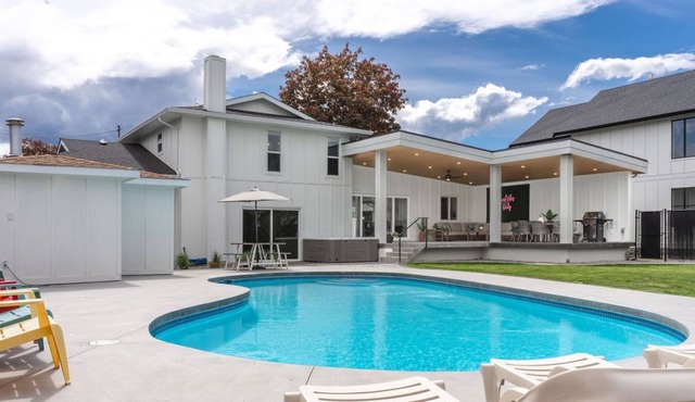 Relax, Sip & Stay: Pool, Hot Tub, Bar, Close to DT