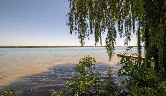 Relax with your family at this peaceful place to stay next to the Niagara River