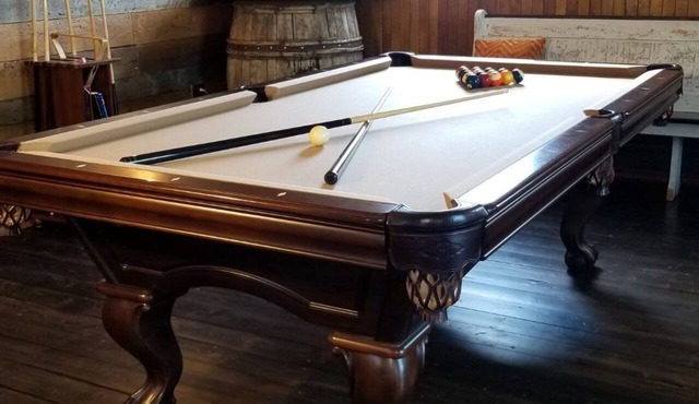 Relaxation & Billard | Jones Brook Cottage