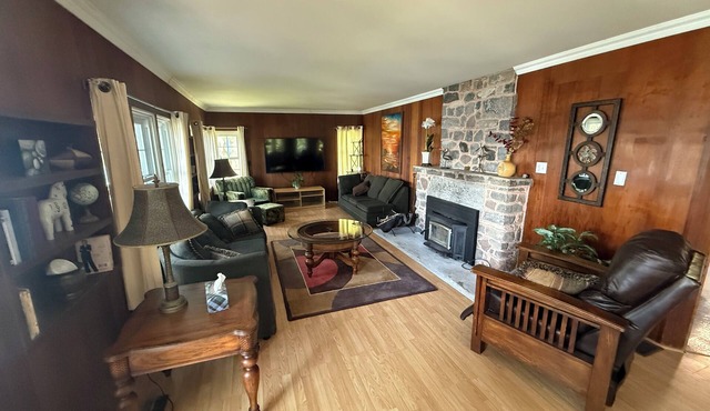 Relaxing cottage along the Trent Severn waterway! Pet-friendly, wifi, amentities