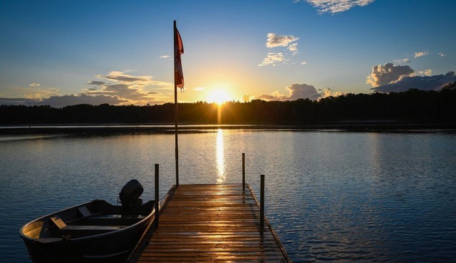 Relaxing Hot Diggity Dog Cottage Retreat at the Lake Edge Cottages!