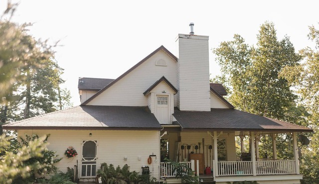 Relaxing Island Lakeside Lodge with wrap around porch on Lake Cecebe