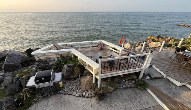 Relaxing lakefront cottage near wineries and beach