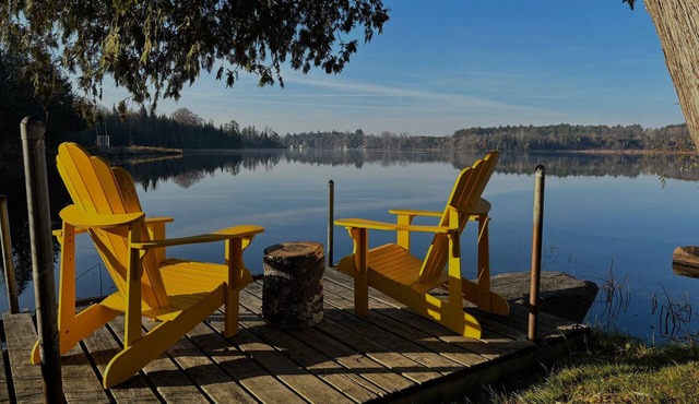Relaxing Lucky Dog Cottage Retreat at the Lake Edge Cottages!