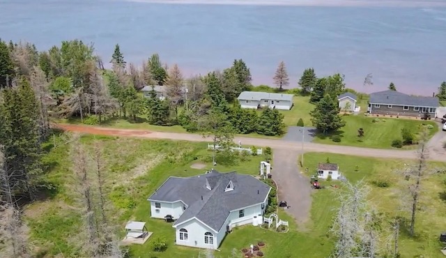 Relaxing North Shore Getaway Minutes from National Park Beaches