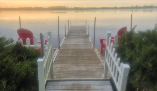 Relaxing waterfront cottage on Lake Scugog with beautiful Sunset and hot tub