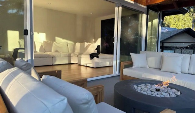 Relaxing Youbou lake house retreat w/hot tub + outdoor fire pit