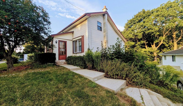 Renovated Ravine Cottage | Walk to Beach | Sleeps 8 | A/C, BBQ, & Firepit