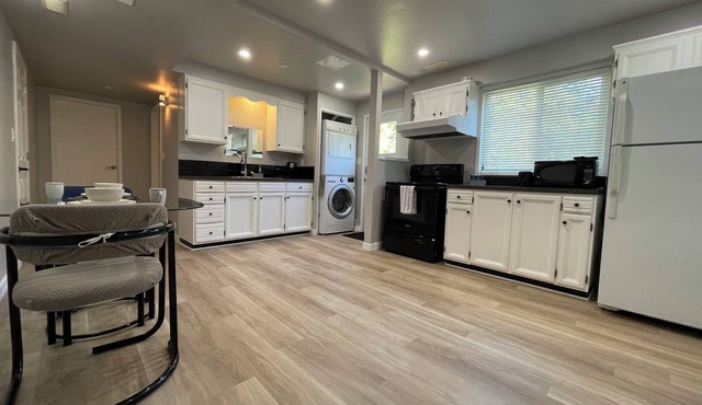 Renovated Suite 6 Minutes to UVIC and Beach – Modern Comforts & Pet-Friendly