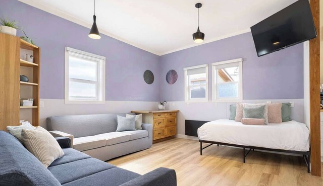 Renovated Suite with Full Kitchen, Pets Welcome