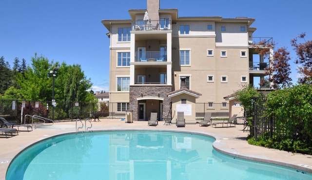 Resort 3 Bedroom w/ Outdoor Pool & Spa on Golf Course