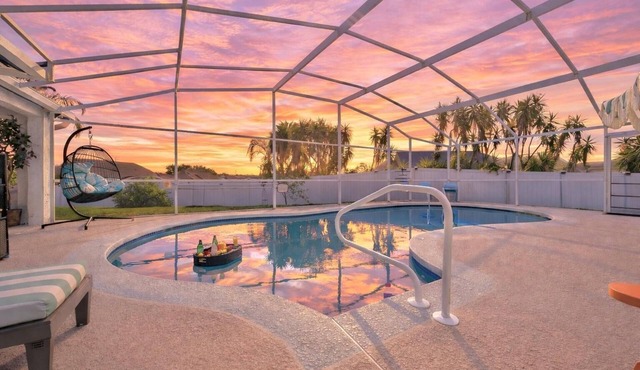 Retreat with Pool, Jacuzzi, Game Room, BBQ, Movie Theater & Fire Pit near Disney in Davenport