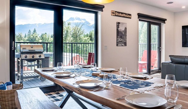 Revelstoke- Condo with Hot Tub-Stoke House