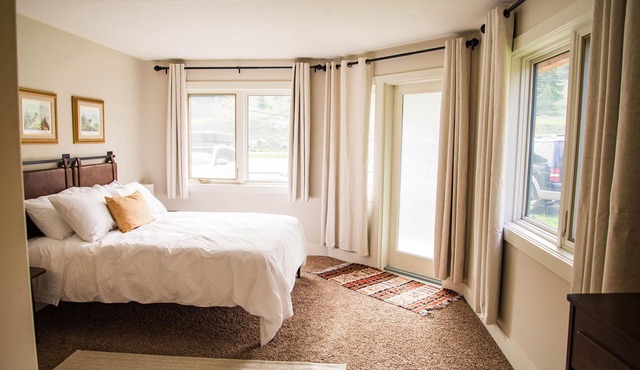 Rewind Radium | Groundfloor Getaway| 2 Patios | Jacuzzi Soaker Tub | Family Ftrs