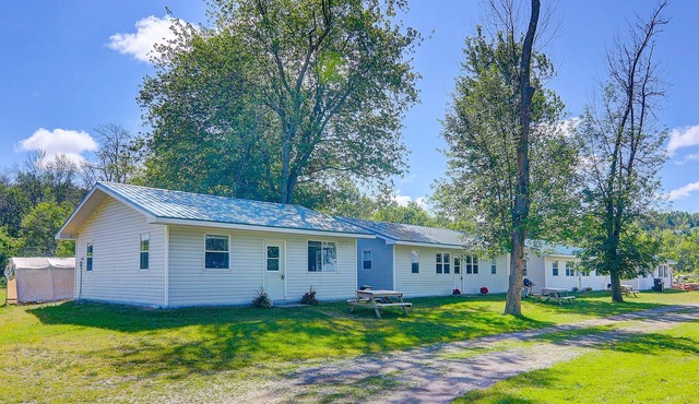 Rice lake 4 bedrooms waterfront cottage
