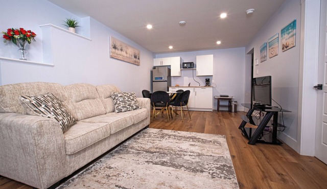 Richie’s Place Modern 2BR, Parking & Private Entry