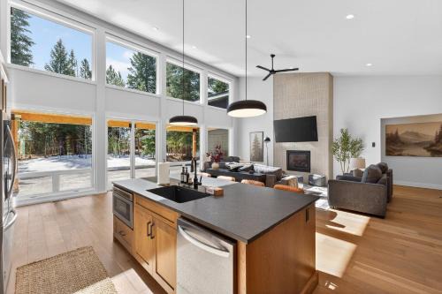 Ridge House- new home, sleeps 16, quiet neighborhood-, hot tub, trailer parking, pet friendly in McCall