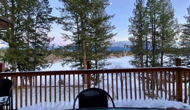Right on Beautiful Baynes Lake. Pet Friendly. A/C