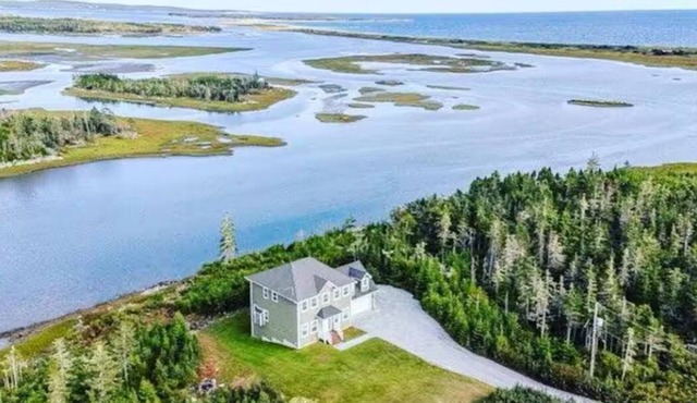 Rising Tides Oceanfront Retreat with Hot Tub , Kayaks and Fire Pit/Surf