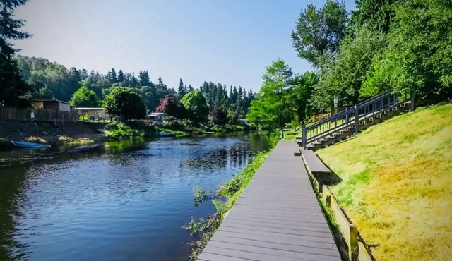 River Inn Cabin Theme Flat w/Dock in Bothell