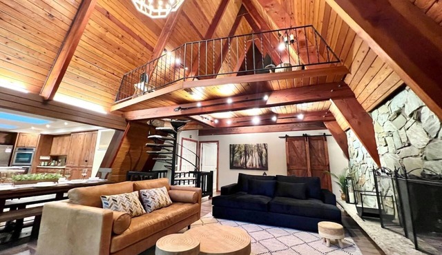 Riverfront A-frame Mt Hood! Skiing*Hiking*Hot tub in Rhododendron