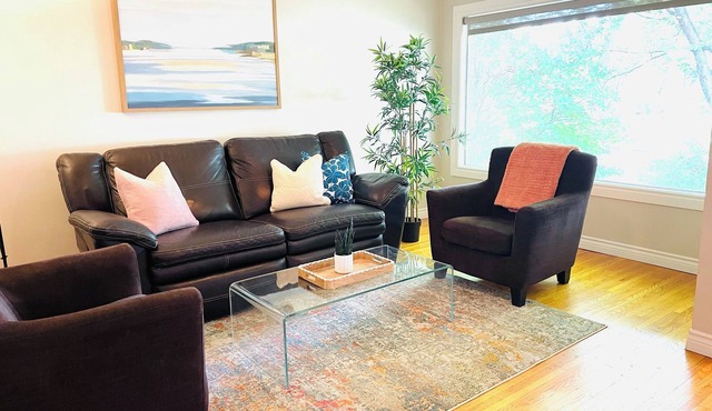Riverside 4 bdrm w 2 KING beds 10min DT Sleeps 8!